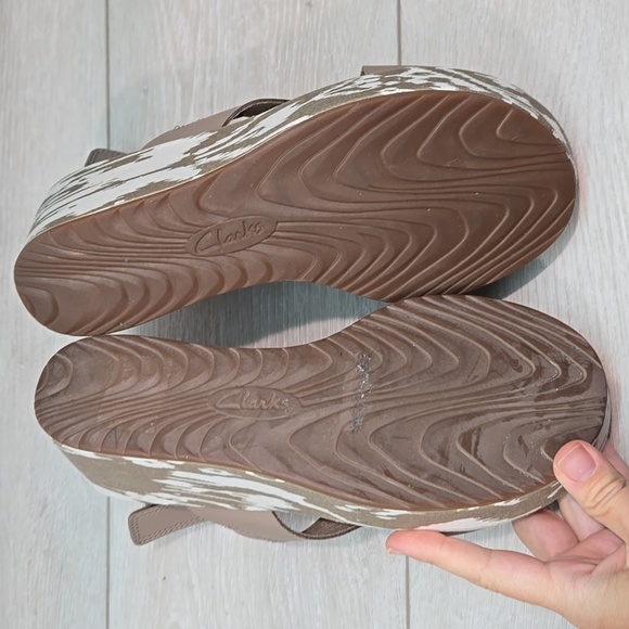 Clarks Collection Cushion Soft Women's Tan Wedge Leather Sandals Shoes Sz 8.5 - Picture 11 of 13